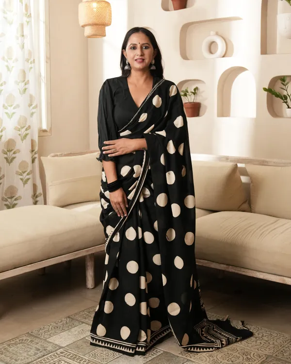 Black_Cotton_Polka_Dot_Mul_Saree_With_Tassels_For_Women